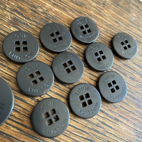 Louis Vuitton Buttons🤎 - Picture 2 of 8